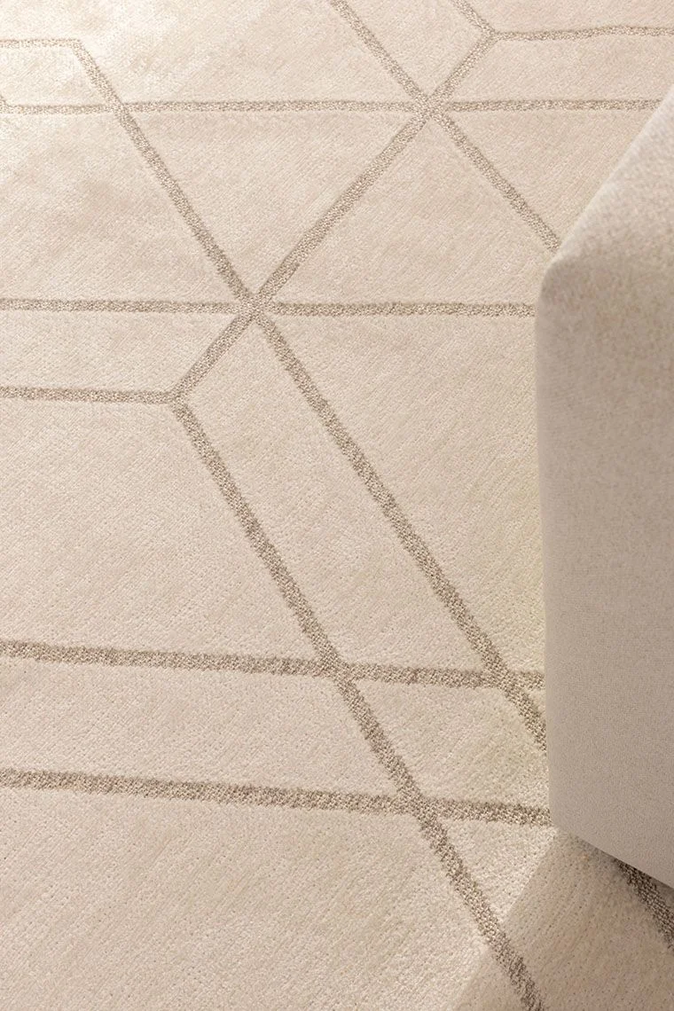 Zbliżenie na jasny, geometryczny dywan w beżowym odcieniu